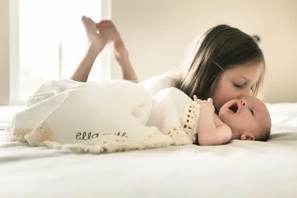 Newborn sister pose idea for beginner photographers