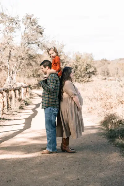 Maternity Photoshoot With Family Idea
